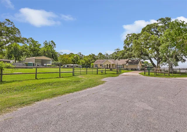 Photo 3 of Single family home for sale at 111 S 8th St, Highlands, TX 77562 | MLS# 31759012 | Listing updated on 2026-08-29