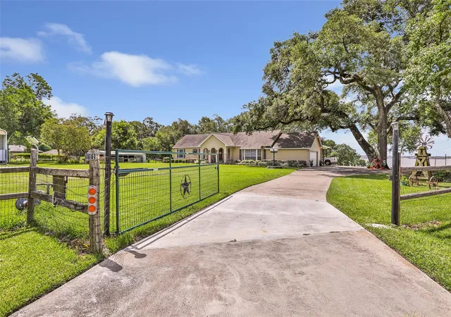 Photo 3 of Single family home for sale at 111 S 8Th St, Highlands, TX 77562 | MLS# 31759012 | Listing updated on 2026-08-29
