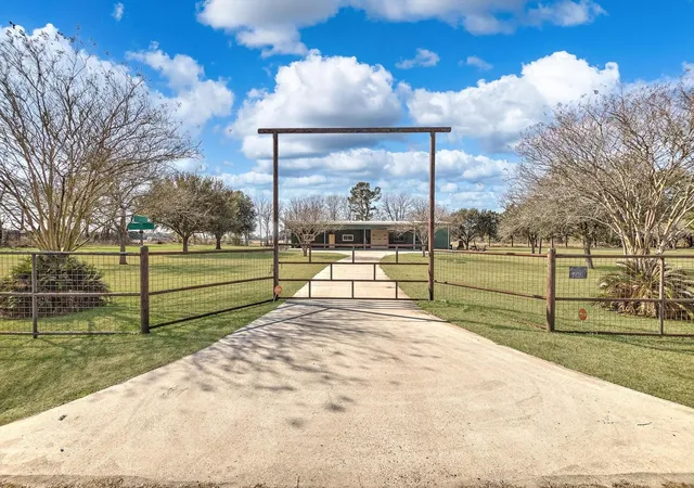 Photo 1 of Single family home for sale at 1399 County Rd 611, Dayton, TX 77535 | MLS# 95266486 | Listing updated on 2026-08-25