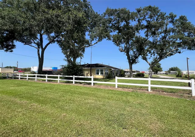Photo 3 of Single family home for sale at 1515 N Mechanic St, El Campo, TX 77437 | MLS# 50177758 | Listing updated on 2026-09-16