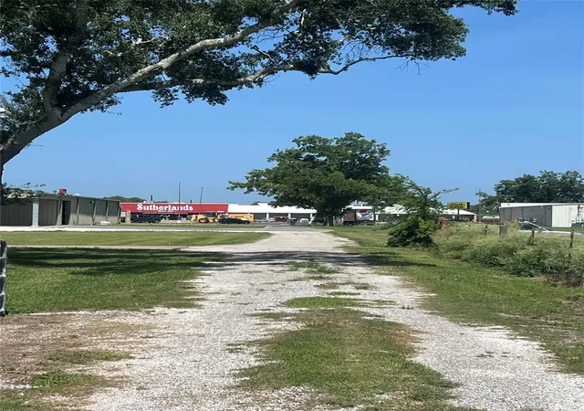 Photo 4 of Single family home for sale at 1515 N Mechanic St, El Campo, TX 77437 | MLS# 50177758 | Listing updated on 2026-09-16