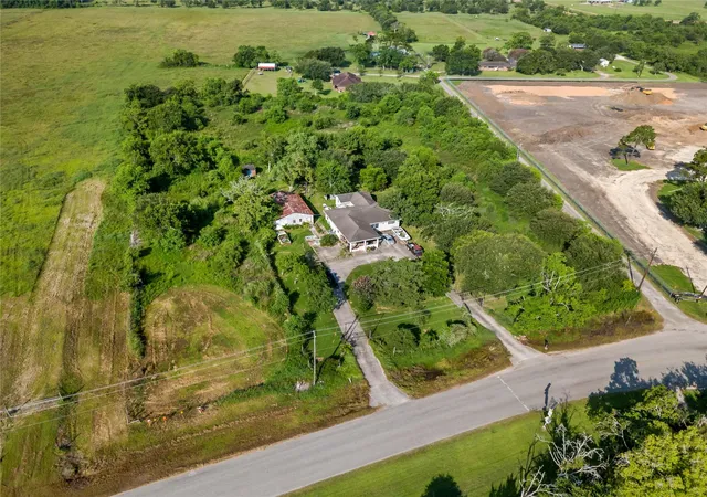 2nd image of 5152 Mustang Rd, Alvin, TX 77511 | MLS# 16189067