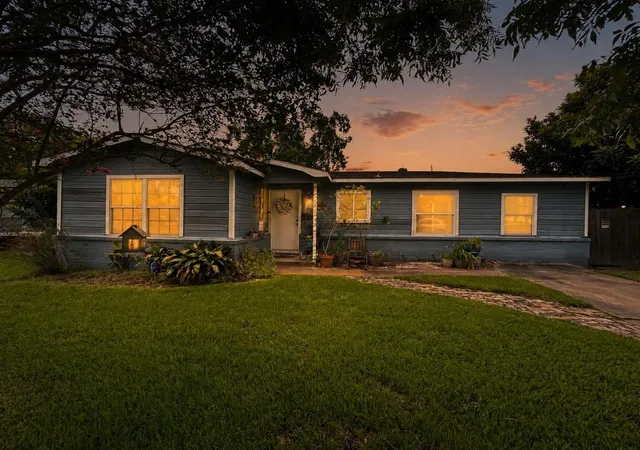 2nd image of 206 Cedar Dr, Hitchcock, TX 77563 | MLS# 50709134