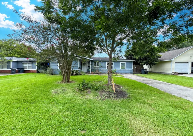 3rd image of 206 Cedar Dr, Hitchcock, TX 77563 | MLS# 50709134