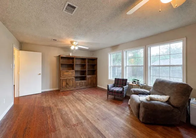 4th image of 206 Cedar Dr, Hitchcock, TX 77563 | MLS# 50709134
