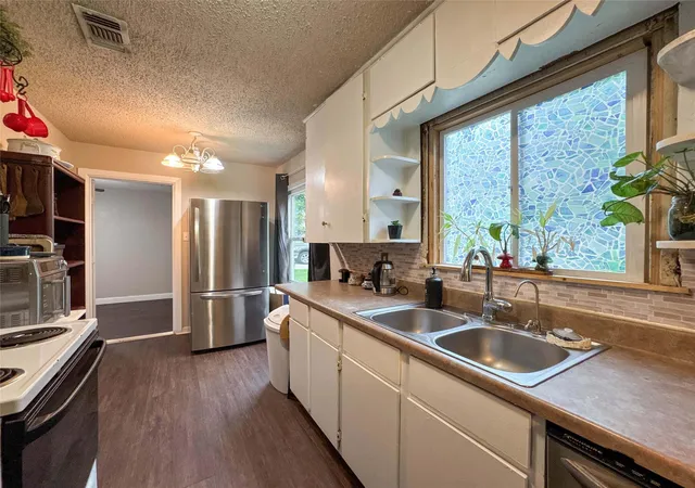 5th image of 206 Cedar Dr, Hitchcock, TX 77563 | MLS# 50709134