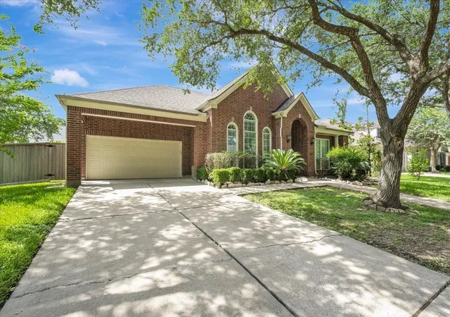 3rd image of 15511 Pinenut Bay Ct, Houston, TX 77059 | MLS# 73623439