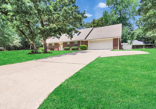 Photo 3 of Single family home for sale at 1928 Greentree Dr, Huntsville, TX 77340 | MLS# 79449911 | Listing updated on 2026-08-09