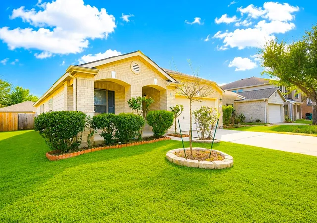 Photo 3 of Sale Pending at 15639 Western Skies Dr, Houston, TX 77086 | MLS# 72436082 | Listing updated on 2026-09-17