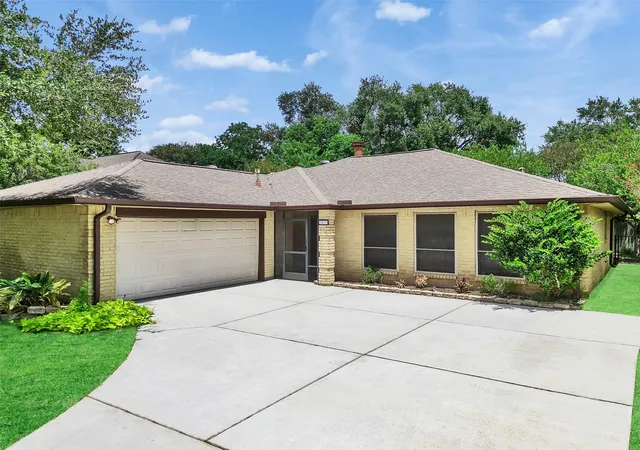 3rd image of 2819 Poplar Creek Ln, Pearland, TX 77584 | MLS# 44909982