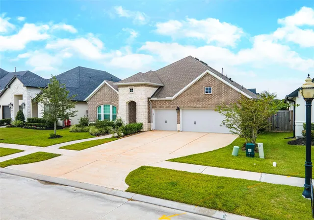 Photo 3 of Single family home for sale at 1912 Silver Point Ct, Friendswood, TX 77546 | MLS# 13533241 | Listing updated on 2026-09-05