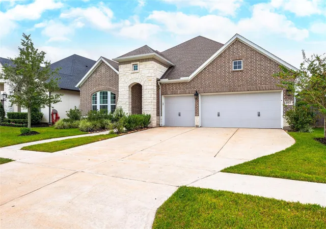 Photo 3 of Single family home for sale at 1912 Silver Point Ct, Friendswood, TX 77546 | MLS# 13533241 | Listing updated on 2026-09-05