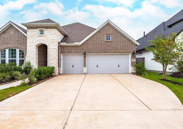 Photo 4 of Single family home for sale at 1912 Silver Point Ct, Friendswood, TX 77546 | MLS# 13533241 | Listing updated on 2026-09-05