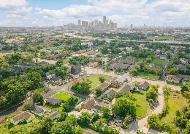 2nd image of 3405 Orange St, Houston, TX 77020 | MLS# 73250945