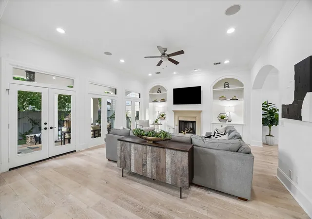 4th image of 4504 Holly St, Bellaire, TX 77401 | MLS# 74730296