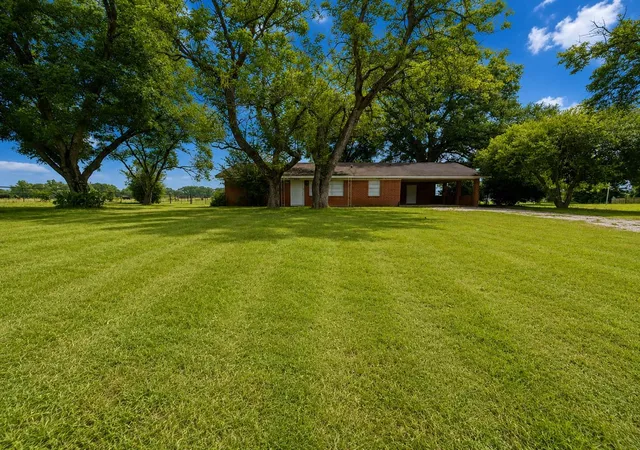 Photo 1 of Single family home for sale at 838 S Center St, Buffalo, TX 75831 | MLS# 90367890 | Listing updated on 2026-09-11