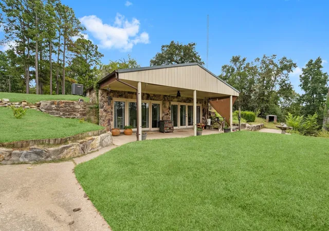 Photo 3 of Single family home for sale at 18 Arrowhead Dr, Huntsville, TX 77320 | MLS# 43698683 | Listing updated on 2026-06-09