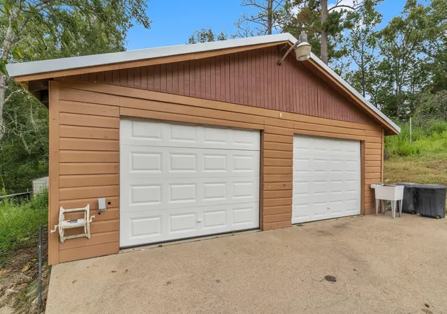 Photo 4 of Single family home for sale at 18 Arrowhead Dr, Huntsville, TX 77320 | MLS# 43698683 | Listing updated on 2026-06-09