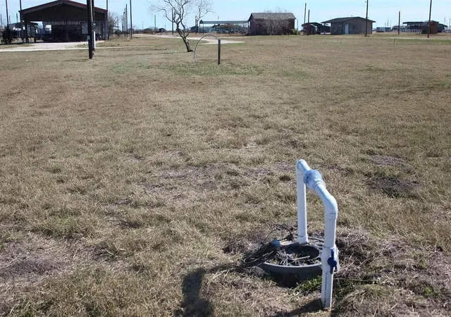 4th image of 52 Baracuda Dr, Palacios, TX 77465 | MLS# 76034762