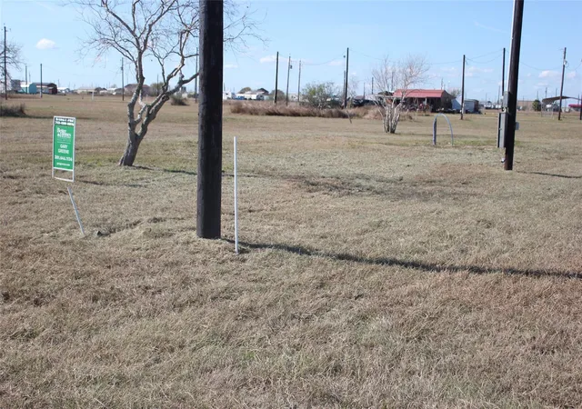 5th image of 52 Baracuda Dr, Palacios, TX 77465 | MLS# 76034762
