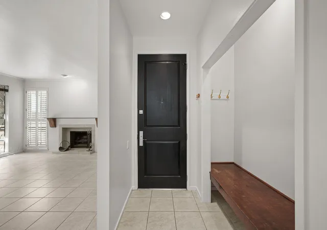 Photo 3 of Condo for sale at 11 Litchfield Ln, Houston, TX 77024 | MLS# 77002050 | Listing updated on 2026-08-31