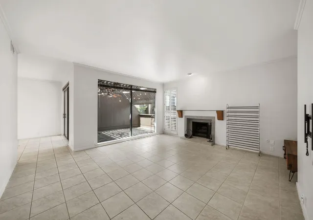 Photo 3 of Condo for sale at 11 Litchfield Ln, Houston, TX 77024 | MLS# 77002050 | Listing updated on 2026-08-31