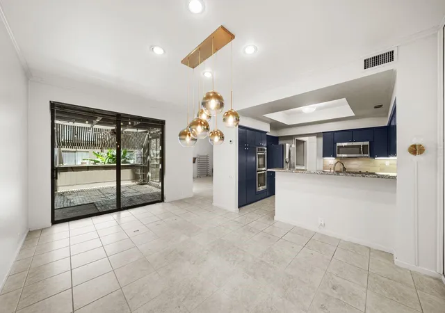 Photo 4 of Condo for sale at 11 Litchfield Ln, Houston, TX 77024 | MLS# 77002050 | Listing updated on 2026-08-31