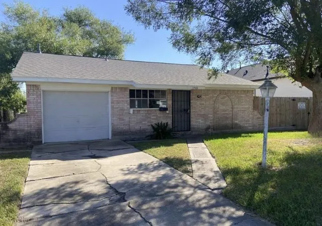 Photo 2 of Sale Pending at 11503 Bay Cedar Dr, Houston, TX 77048 | MLS# 85725238 | Listing updated on 2026-08-24