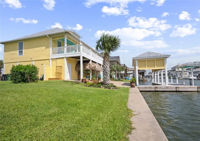 Photo 3 of Single family home for sale at 1100 Fountain View Dr, Port Bolivar, TX 77650 | MLS# 15065717 | Listing updated on 2026-08-16