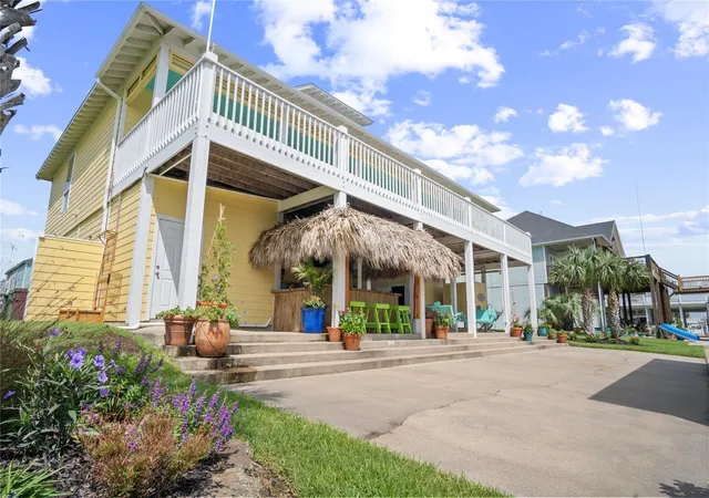 Photo 4 of Single family home for sale at 1100 Fountain View Dr, Port Bolivar, TX 77650 | MLS# 15065717 | Listing updated on 2026-08-16