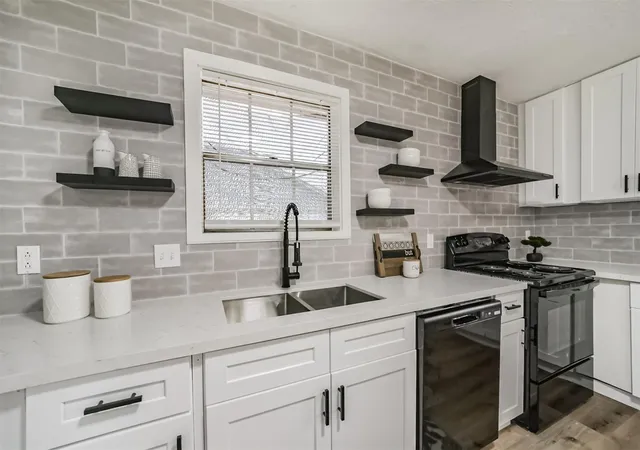 5th image of 306 Red Bud Ln, Baytown, TX 77520 | MLS# 92231727