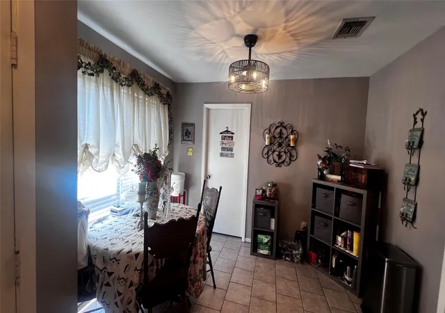 4th image of 8210 Twin Tree Ln, Houston, TX 77071 | MLS# 12727665
