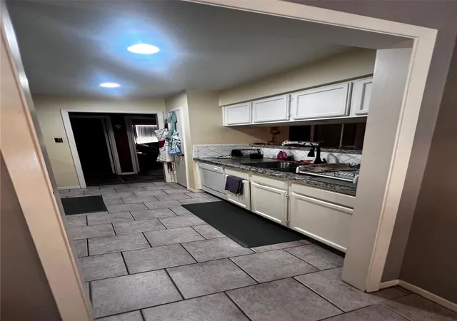 5th image of 8210 Twin Tree Ln, Houston, TX 77071 | MLS# 12727665