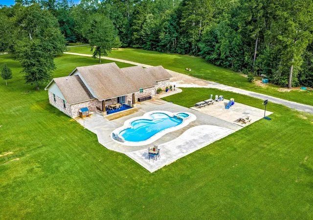 Photo 3 of Sale Pending at 1109 Soda Loop E, Livingston, TX 77351 | MLS# 56107914 | Listing updated on 2026-08-23