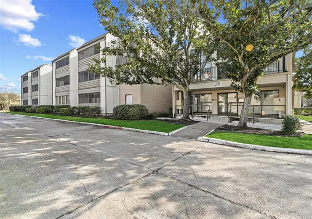 Condominium at 3025 Walnut Bend Ln #35, Houston, TX 77042 | MLS# 70035136 | | Sold on 2024-04-19