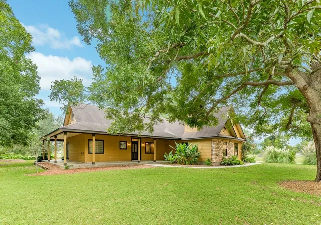 Photo 2 of Single family home for sale at 306 Wagon Wheel Trl, Angleton, TX 77515 | MLS# 19406628 | Listing updated on 2026-09-16