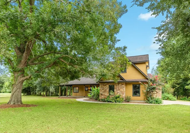 Photo 3 of Single family home for sale at 306 Wagon Wheel Trl, Angleton, TX 77515 | MLS# 19406628 | Listing updated on 2026-09-16