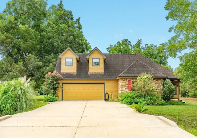 Photo 3 of Single family home for sale at 306 Wagon Wheel Trl, Angleton, TX 77515 | MLS# 19406628 | Listing updated on 2026-09-16