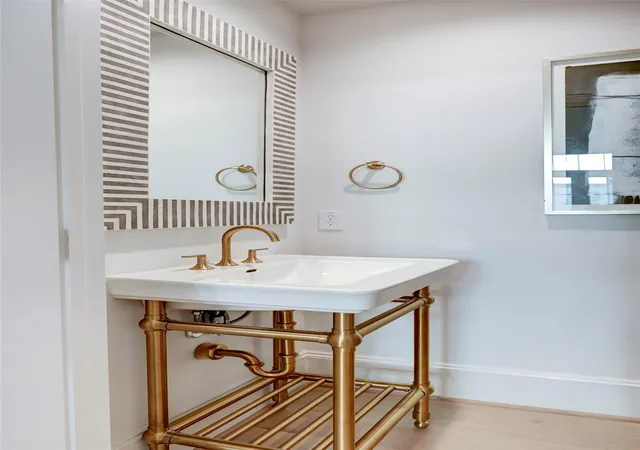 Photo 4 of Single family home for sale at 111 Wellington Row Rd, Houston, TX 77024 | MLS# 41177710 | Listing updated on 2026-09-15