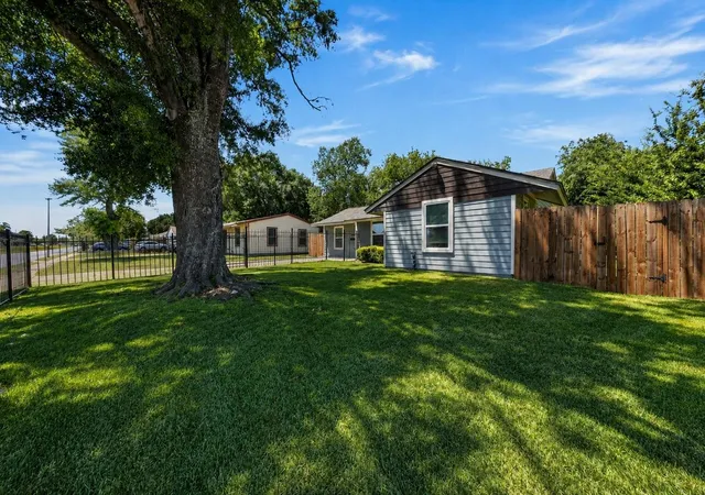 Photo 2 of Sale Pending at 5955 Bellfort St, Houston, TX 77033 | MLS# 92122118 | Listing updated on 2026-09-18