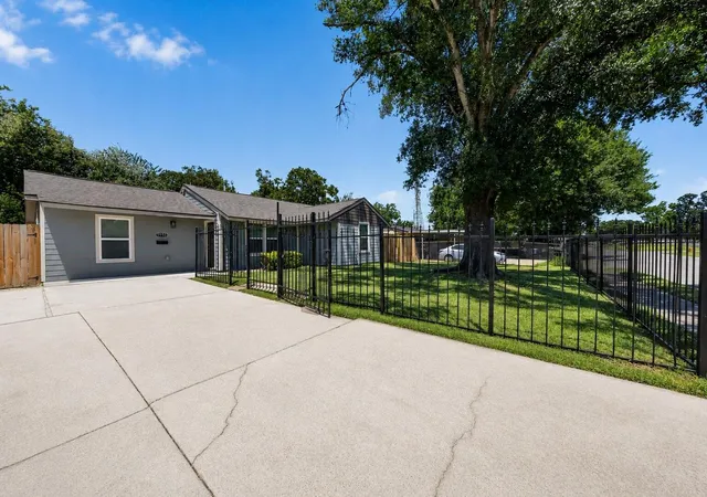 Photo 3 of Sale Pending at 5955 Bellfort St, Houston, TX 77033 | MLS# 92122118 | Listing updated on 2026-09-18