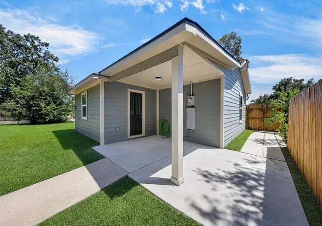 Photo 3 of Sale Pending at 5955 Bellfort St, Houston, TX 77033 | MLS# 92122118 | Listing updated on 2026-09-18
