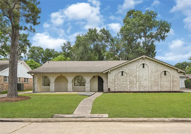 1st image of 11306 Valley Spring Dr, Houston, TX 77043 | MLS# 18726893