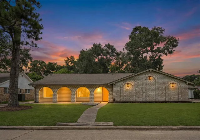 2nd image of 11306 Valley Spring Dr, Houston, TX 77043 | MLS# 18726893