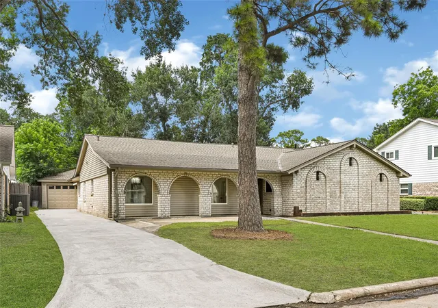 3rd image of 11306 Valley Spring Dr, Houston, TX 77043 | MLS# 18726893