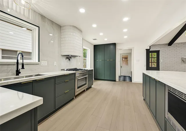 5th image of 11306 Valley Spring Dr, Houston, TX 77043 | MLS# 18726893