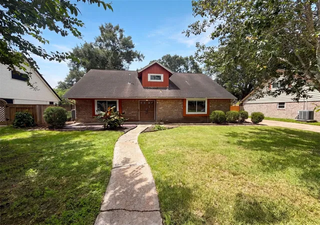 Homes for sale in Dickinson, TX | 5116 E Bayou Dr, Dickinson, TX 77539 | MLS# 71597659