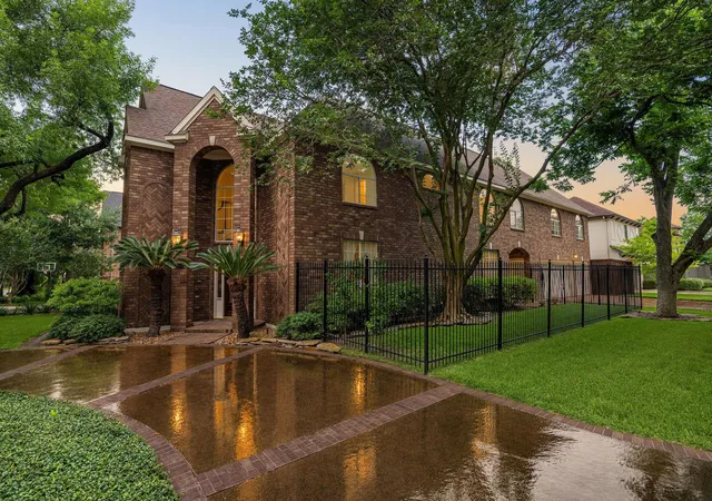 Photo 2 of Sale Pending at 4900 Cedar St, Bellaire, TX 77401 | MLS# 26382129 | Listing updated on 2026-09-10