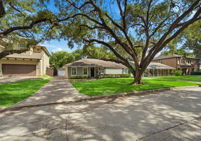 Photo 2 of Sale Pending at 3326 Cloverdale St, Houston, TX 77025 | MLS# 31299643 | Listing updated on 2026-09-17
