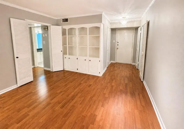 2nd image of 361 N Post Oak Ln, Houston, TX 77024